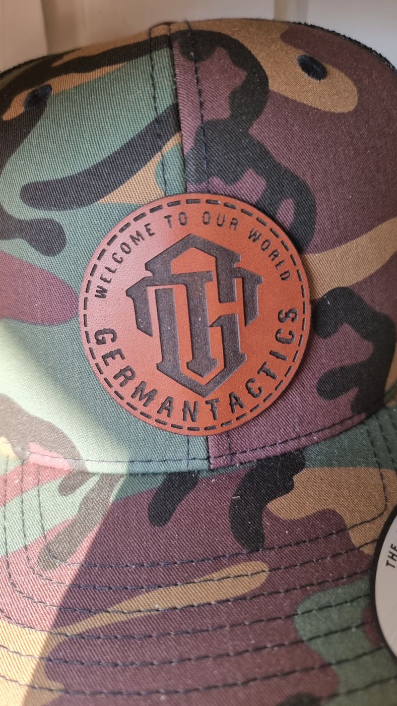 Camouflage-Cap mit graviertem Lederpatch