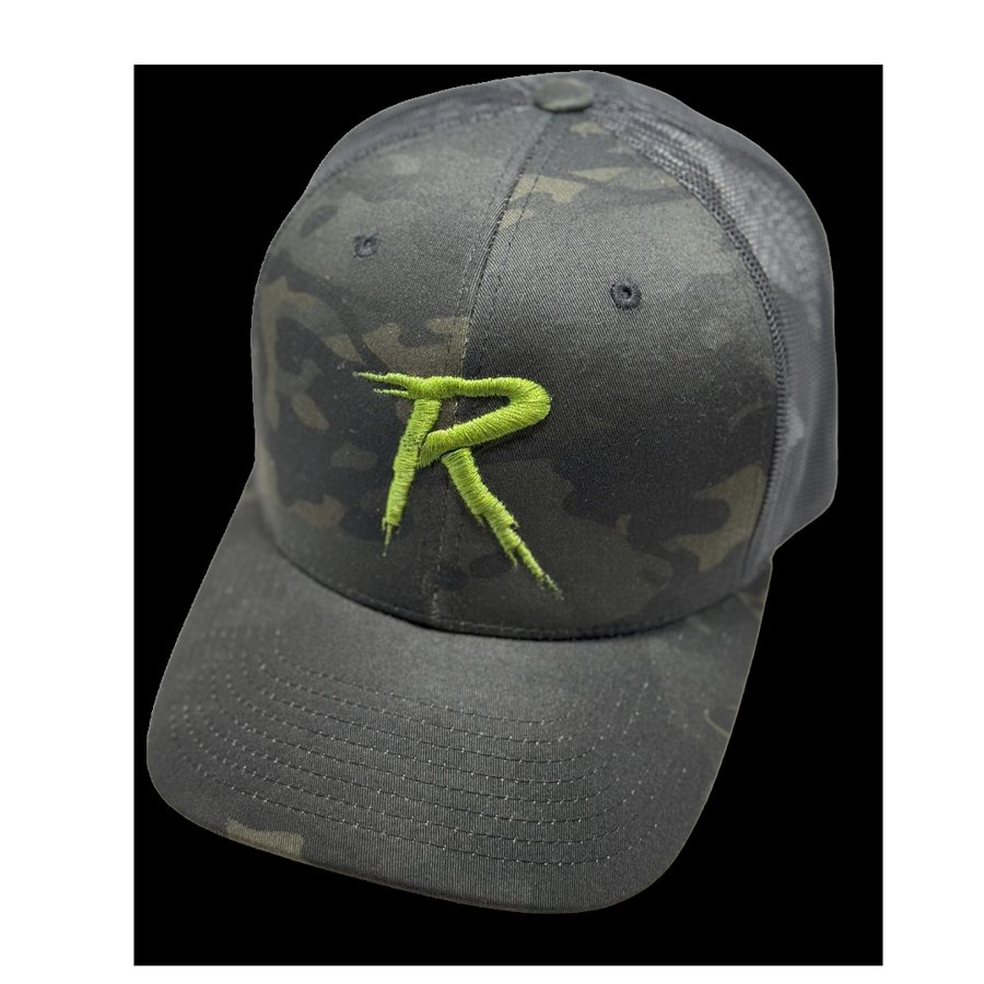 Schwarze Camouflage-Cap mit gesticktem grünem R-Logo