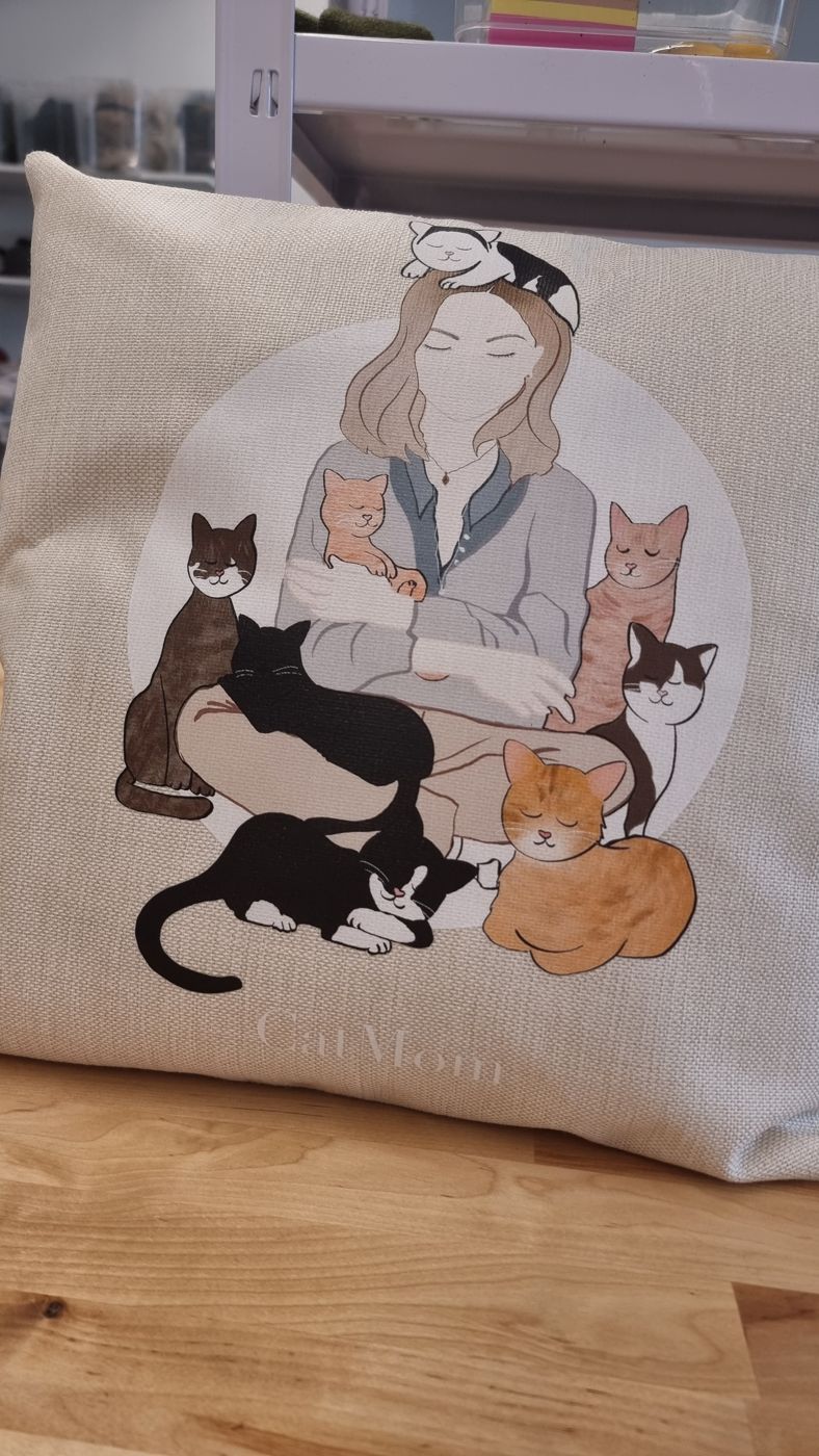 Kissen mit Illustration einer Frau mit Katzen