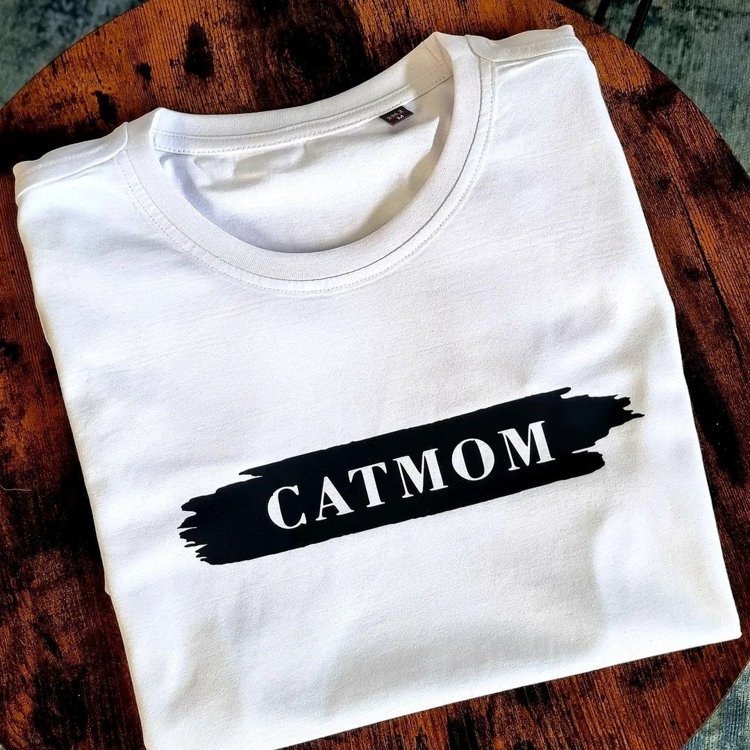 Weißes Shirt mit Catmom-Schriftzug