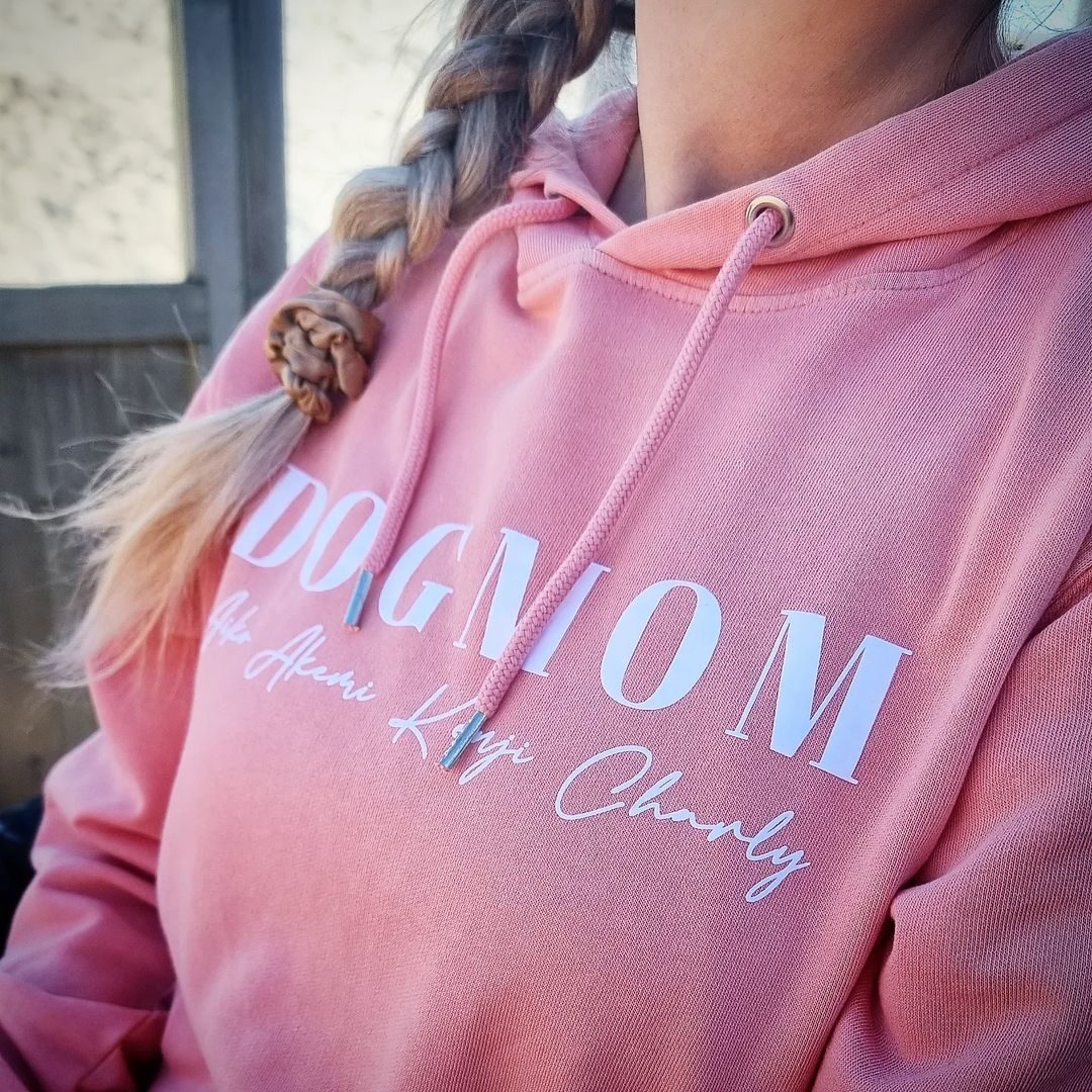 Getragener rosa Hoodie mit weißem Dogmom-Schriftzug