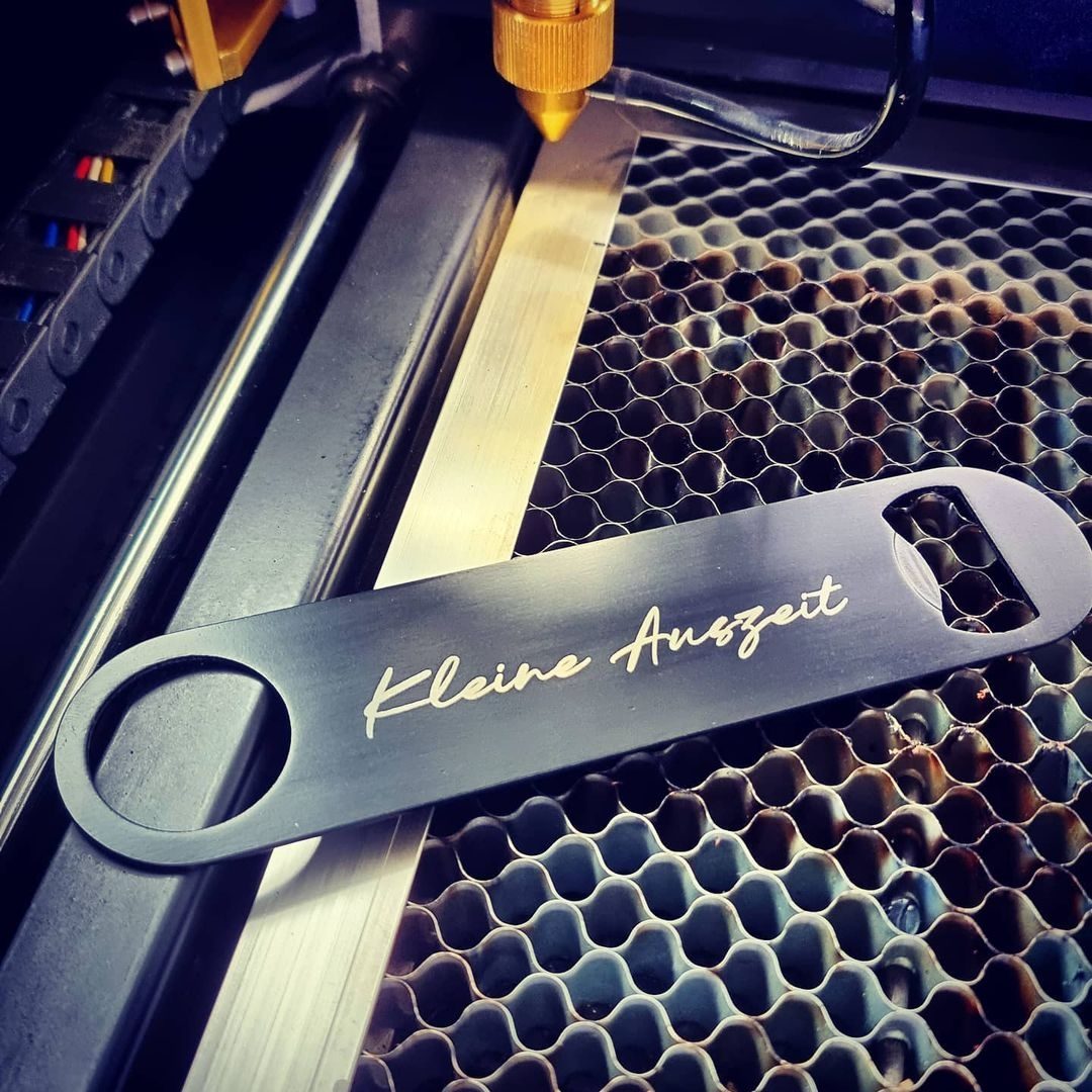 Schwarzer Flaschenöffner mit Gravur Kleine Auszeit im Laser
