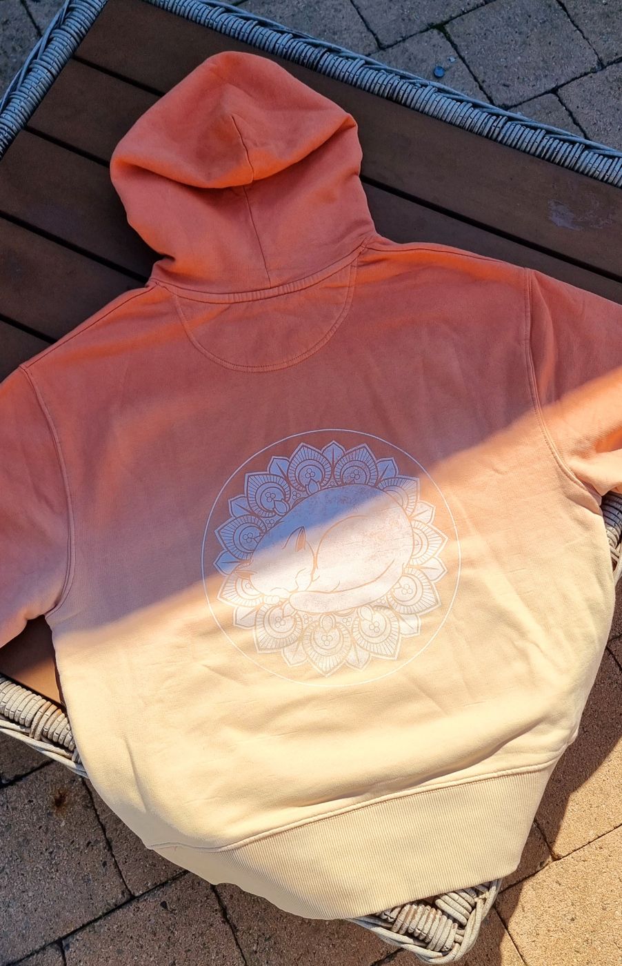 Oranger Hoodie mit Mandala-Katze