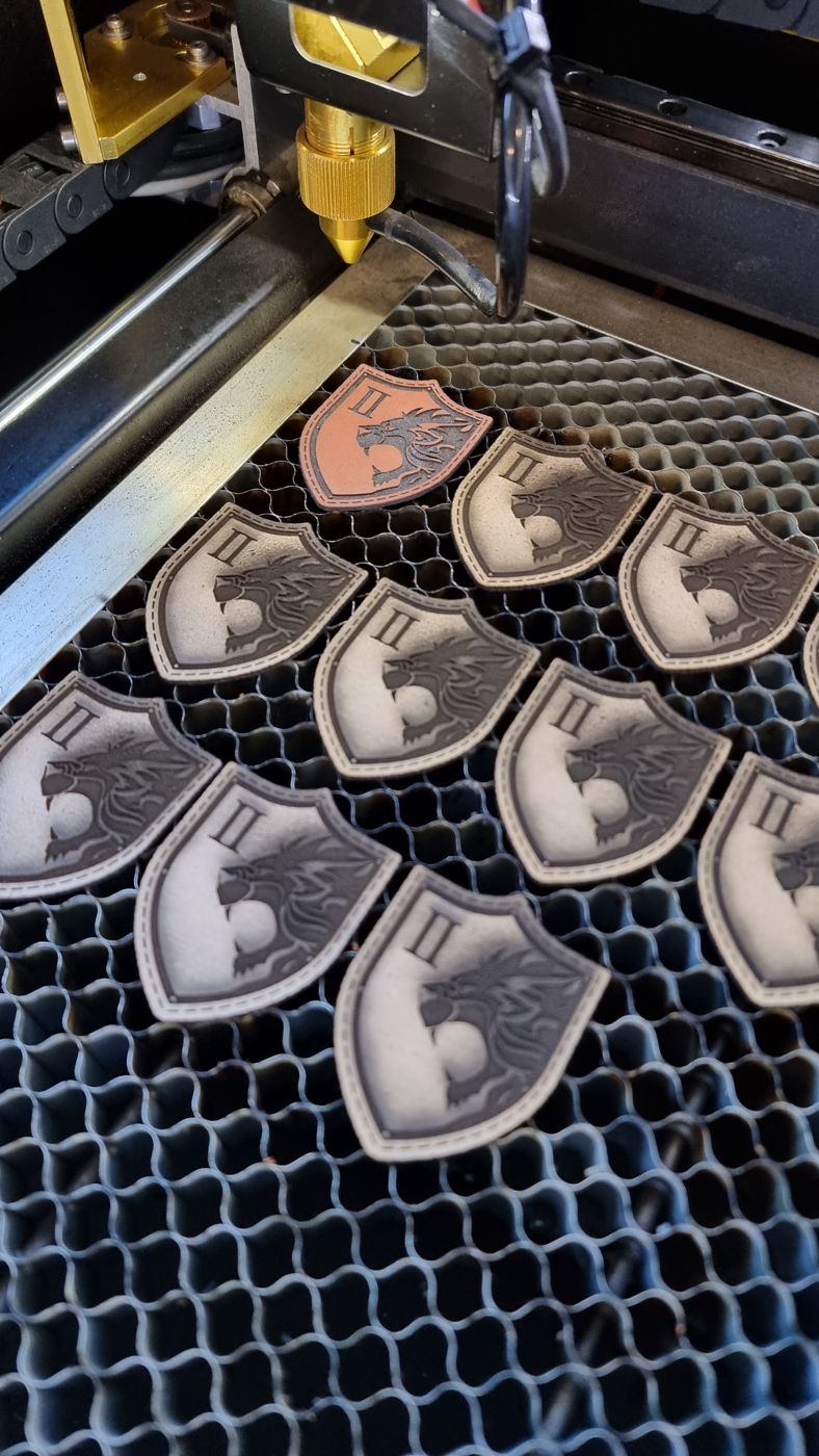 Lederpatches mit Löwenwappen frisch aus dem Laser