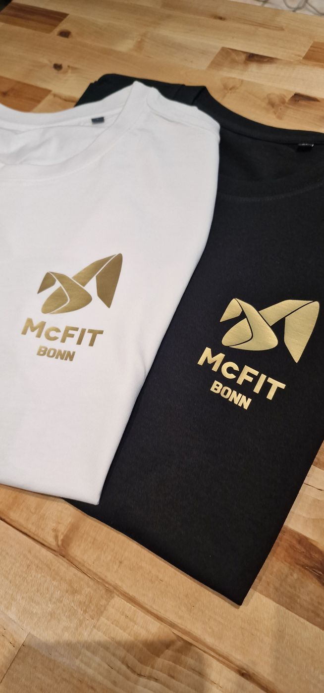 Shirts mit goldenem Frontdruck