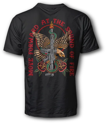 Mockup: schwarzes Shirt mit Motiv Move forward at the sound of fire auf dem Rücken
