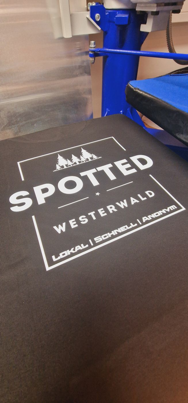 Bedrucktes Shirt auf der Transferpresse