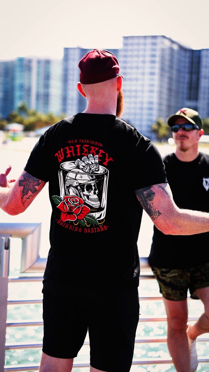 Valor-Company-Shirt mit Whiskey-Motiv